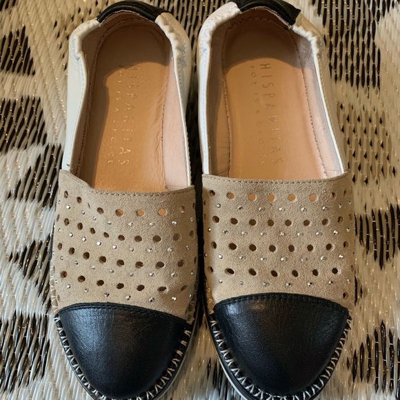 Tan and Black Flats for Effortless Style - Picture 1 of 11